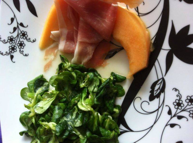 Zuckermelone mit Rohschinken und Vogersalat