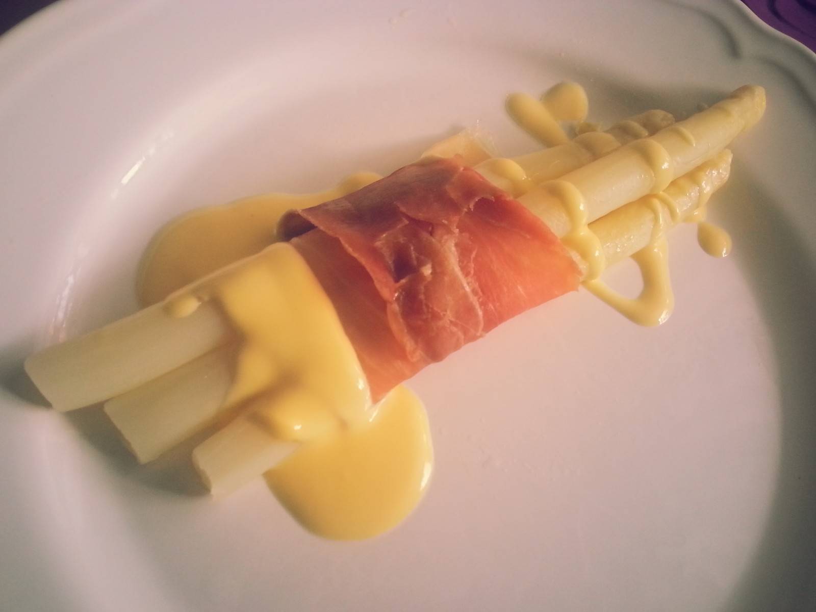 Spargel in Rohschinken mit Sauce Hollandaise