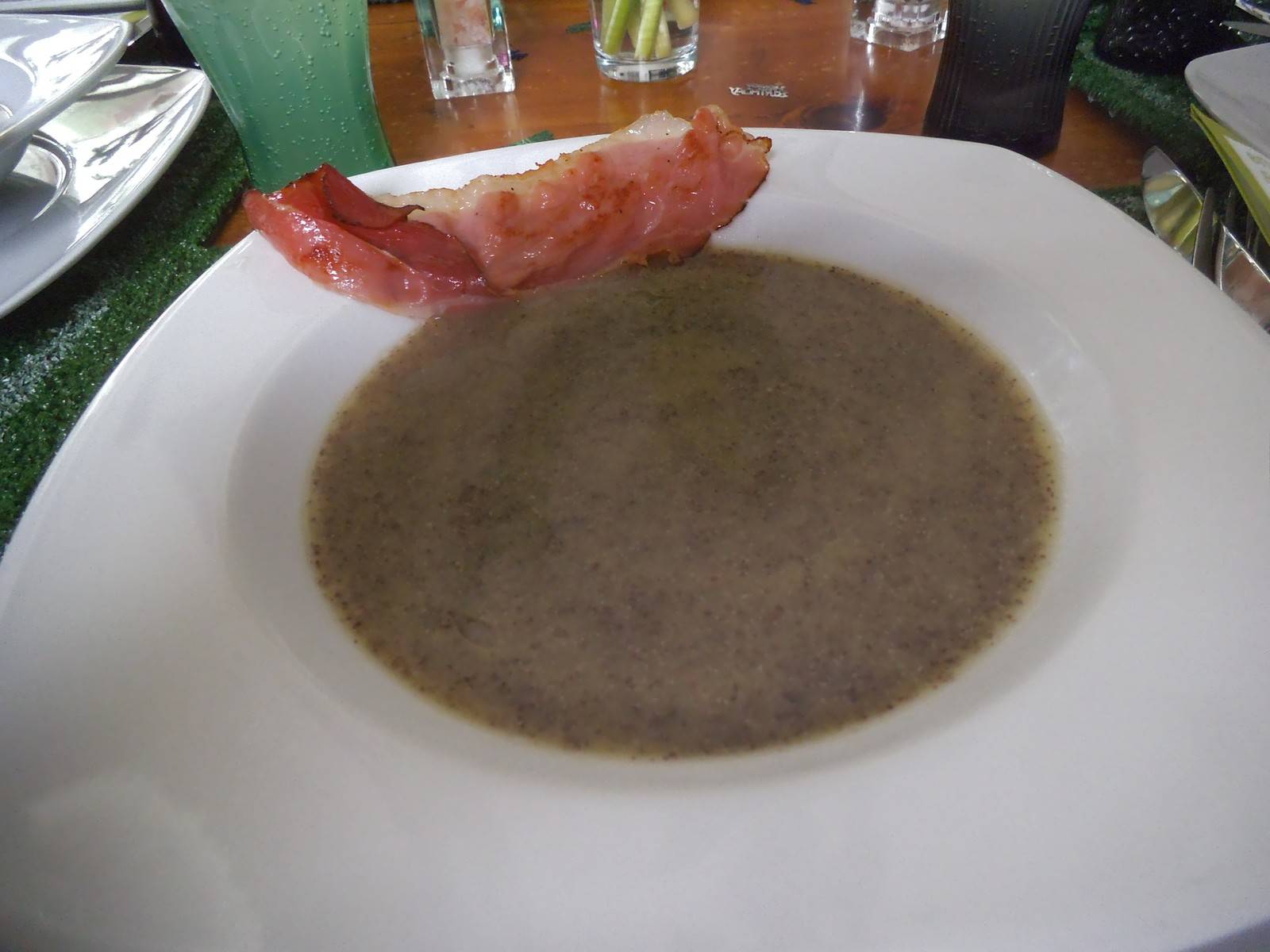 Kartoffelsuppe mit Mohn und Speckstreifen