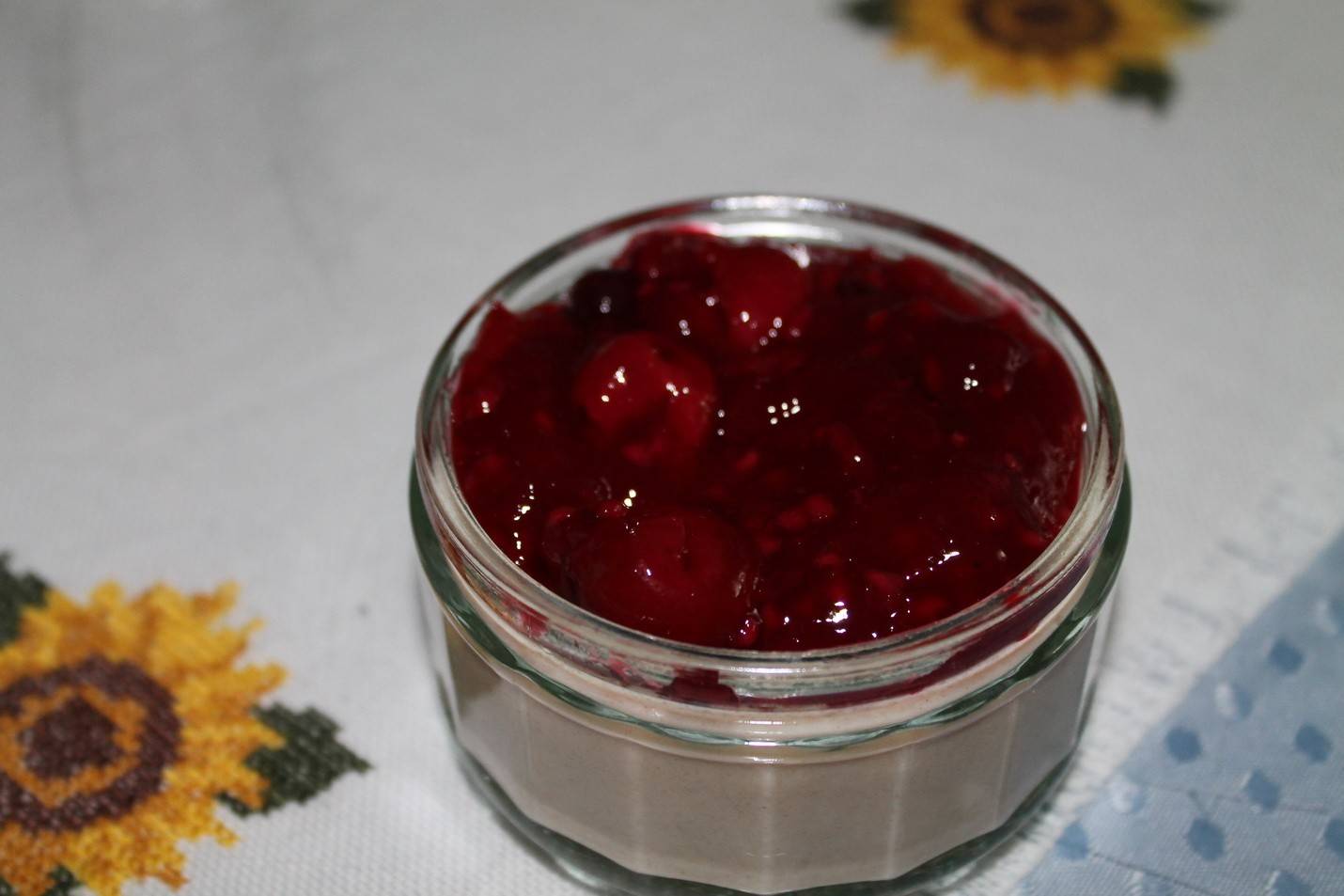 Grießpudding mit Beerenkompott