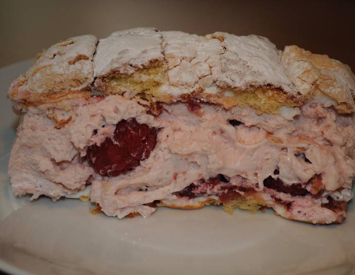 Kardinalschnitte mit sommerlichen Beeren Kardinalschnitte mit sommerlichen Beeren