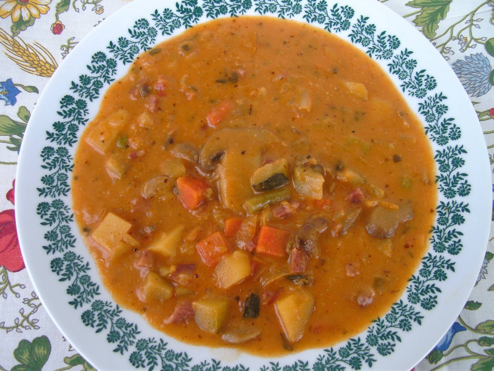 Gemüsegulasch mit Champignons Rezept - ichkoche.de Gemüsegulasch mit Champignons Rezept - ichkoche.de