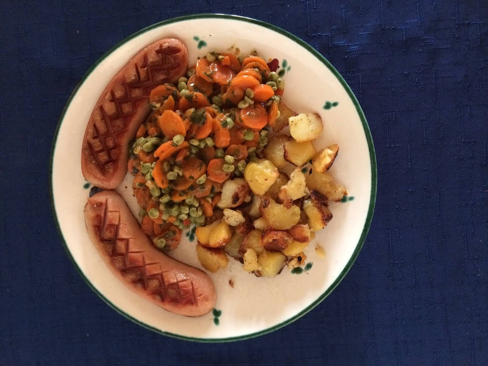 Karottengemüse mit gebratener Wurst und Kartoffeln Rezept - ichkoche.de