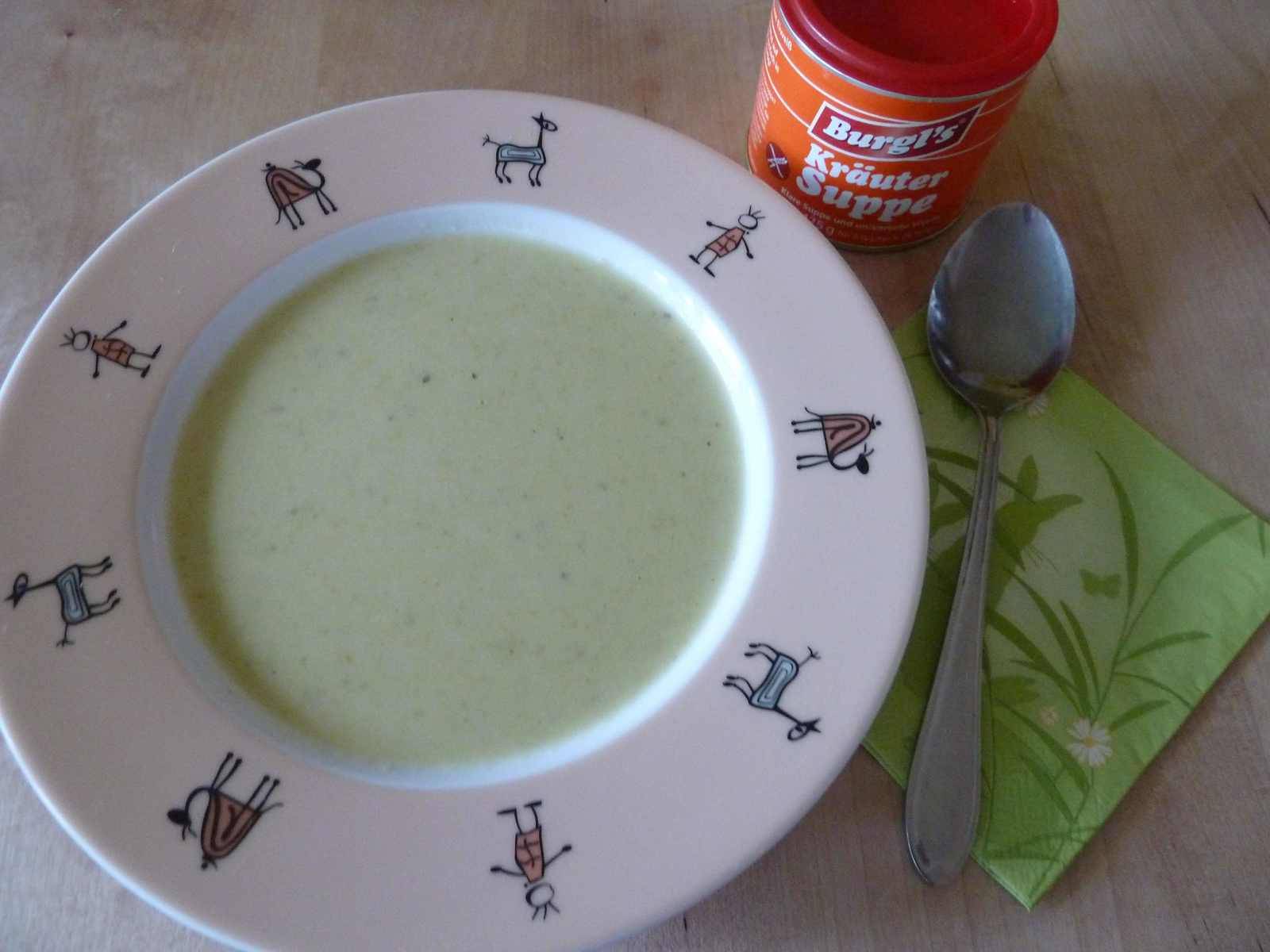 Spargelsuppe aus weißem und grünem Spargel