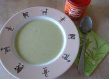 Spargelsuppe aus weißem und grünem Spargel