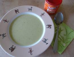 Spargelsuppe aus weißem und grünem Spargel Spargelsuppe aus weißem und grünem Spargel