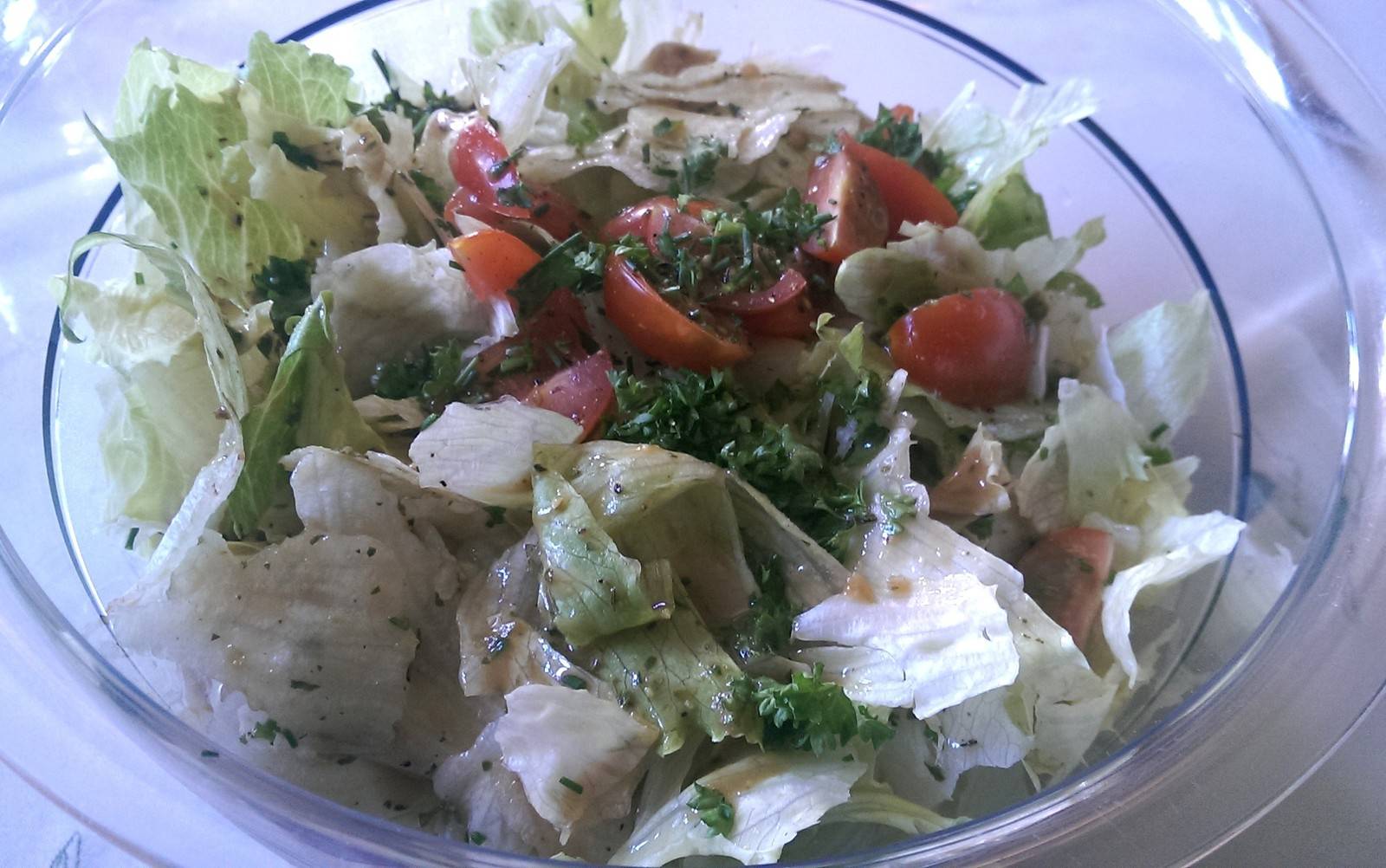 Salat mit Kräuterdressing Rezept - ichkoche