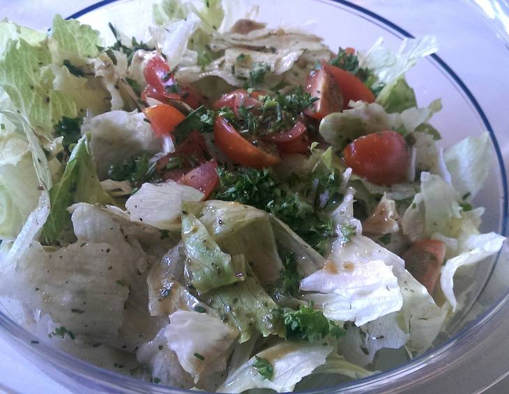 Salat mit Kräuterdressing