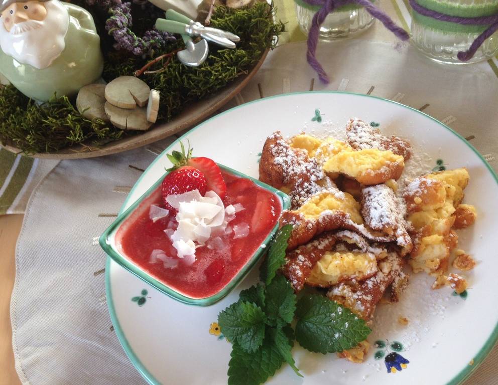 Rahmschmarren mit Erdbeer-Kokos-Kompott Rahmschmarren mit Erdbeer-Kokos-Kompott