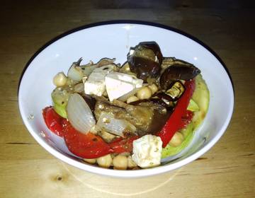 Warmer Gemüse-Salat mit Kichererbsen und Schafkäse