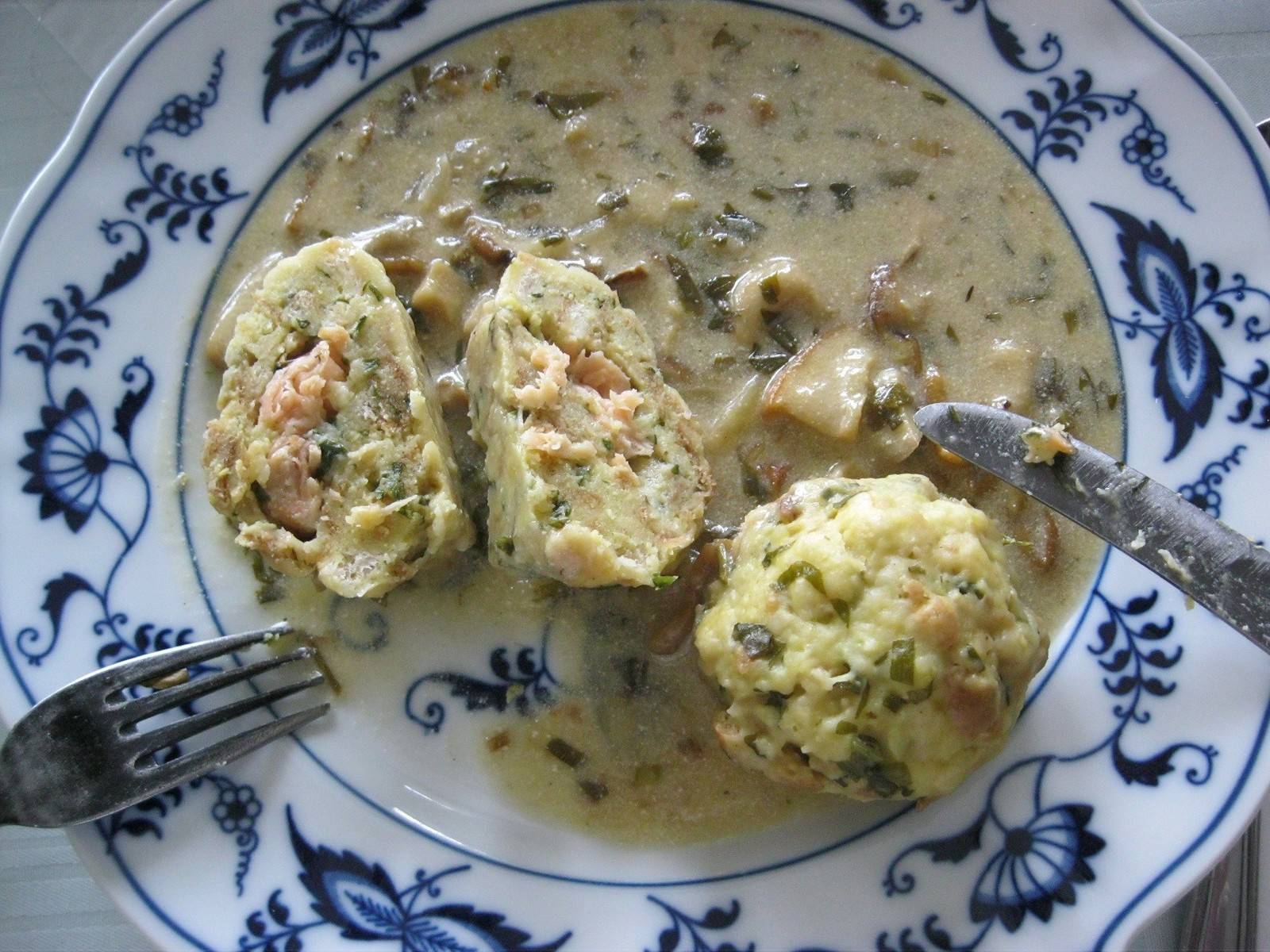 Erdäpfel-Semmelknödel mit Räucherlachsfülle