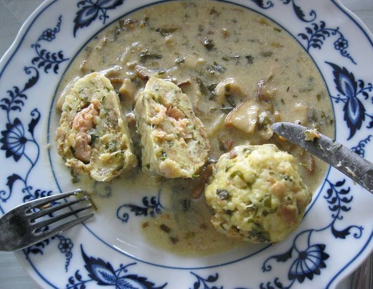 Erdäpfel-Semmelknödel mit Räucherlachsfülle Erdäpfel-Semmelknödel mit Räucherlachsfülle