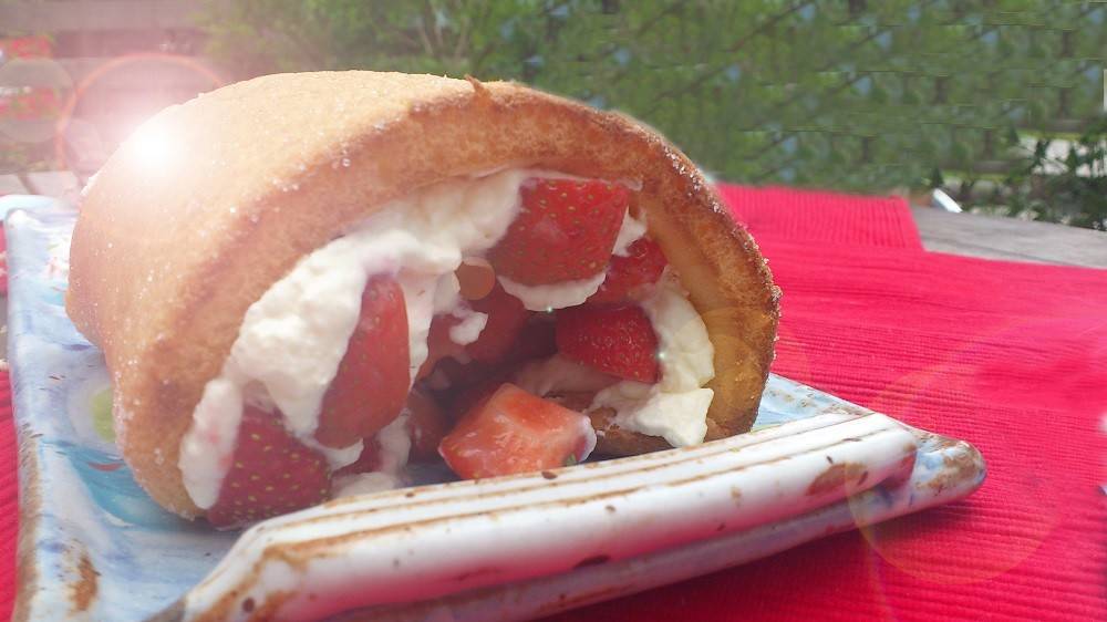Traumhafte Erdbeerroulade Rezept - ichkoche.de Traumhafte Erdbeerroulade Rezept - ichkoche.de