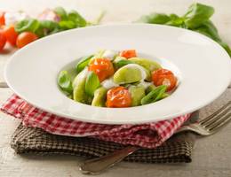 Basilikum-Gnocchi mit Frischkäse und Kirschtomaten Basilikum-Gnocchi mit Frischkäse und Kirschtomaten