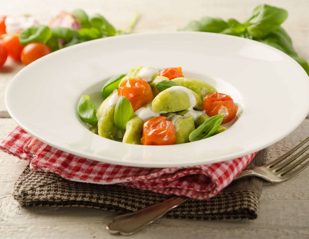 Basilikum-Gnocchi mit Frischkäse und Kirschtomaten Basilikum-Gnocchi mit Frischkäse und Kirschtomaten