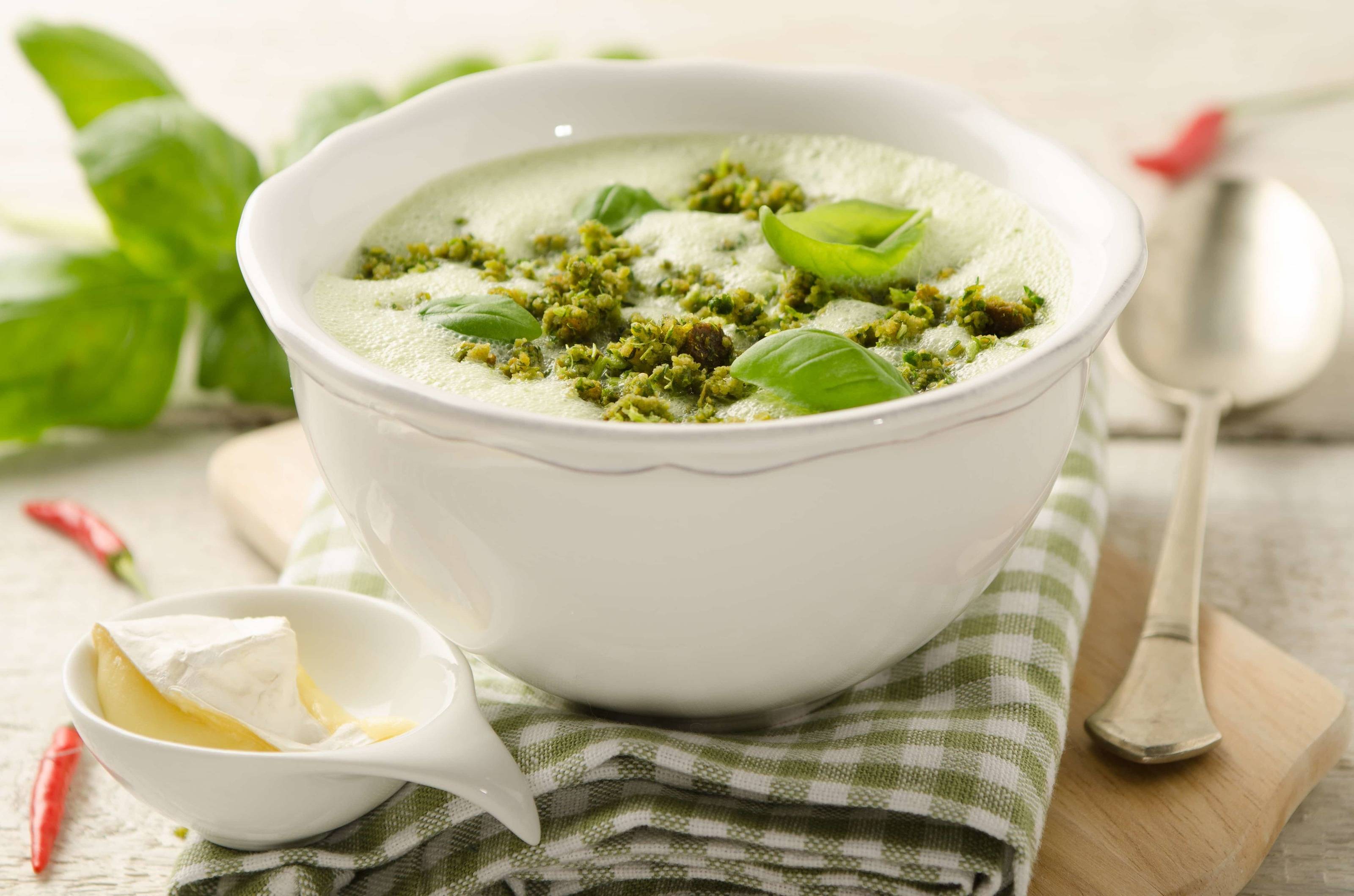 Kalte Buttermilch-Basilikum-Suppe mit Camembert und Kräuterbröseln