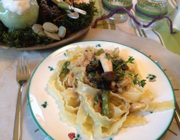 Grüner Spargel mit Babykräuterseitlingen à la Crème auf Tagliatelle Grüner Spargel mit Babykräuterseitlingen à la Crème auf Tagliatelle