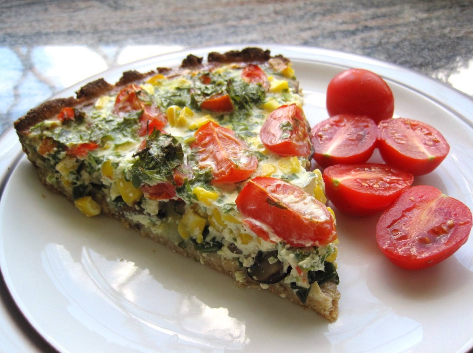 Quiche mit Champignons, Mais, Zwiebel und Tomaten Rezept - ichkoche.at