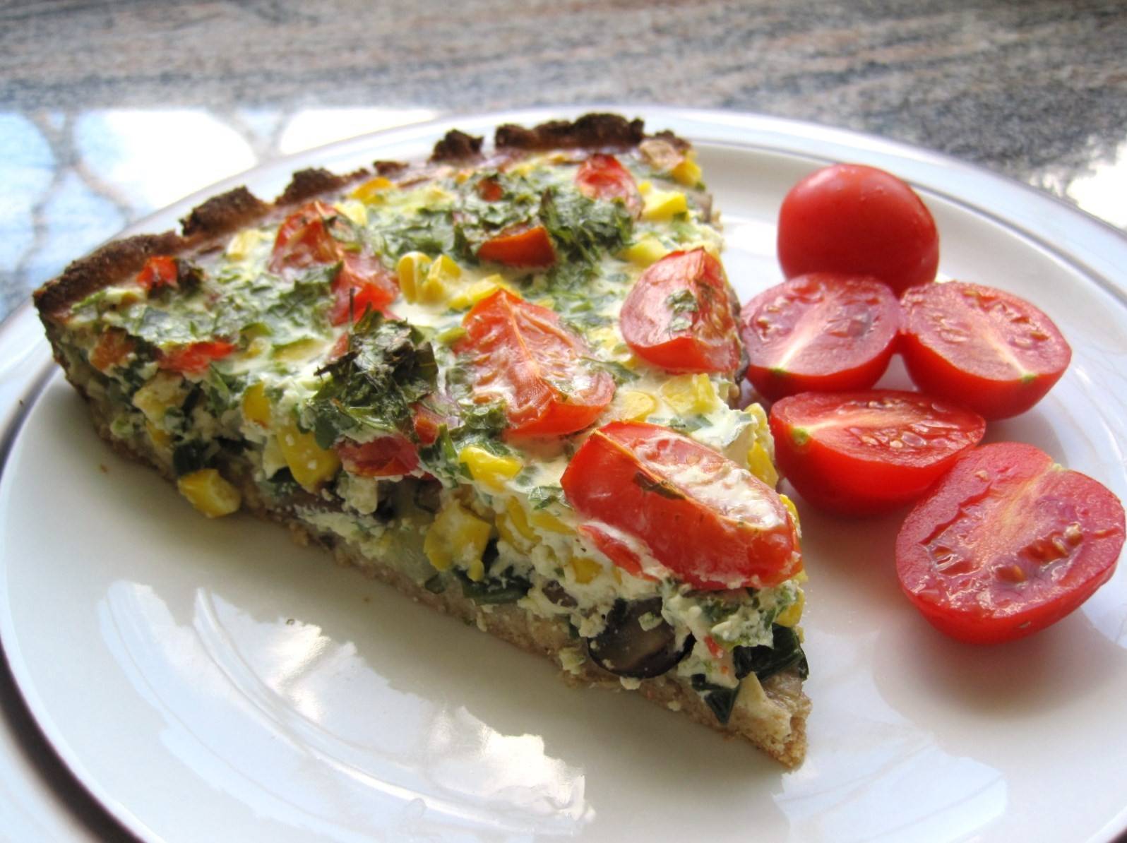 Quiche mit Champignons, Mais, Zwiebel und Tomaten