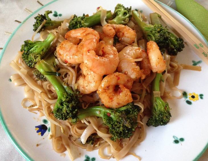Scharfer Garnelenwok mit Broccoli und Reisnudeln Scharfer Garnelenwok mit Broccoli und Reisnudeln
