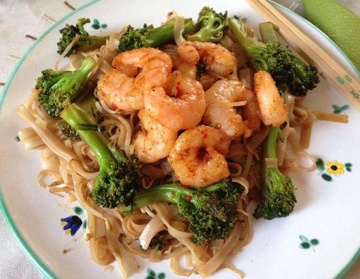 Scharfer Garnelenwok mit Broccoli und Reisnudeln