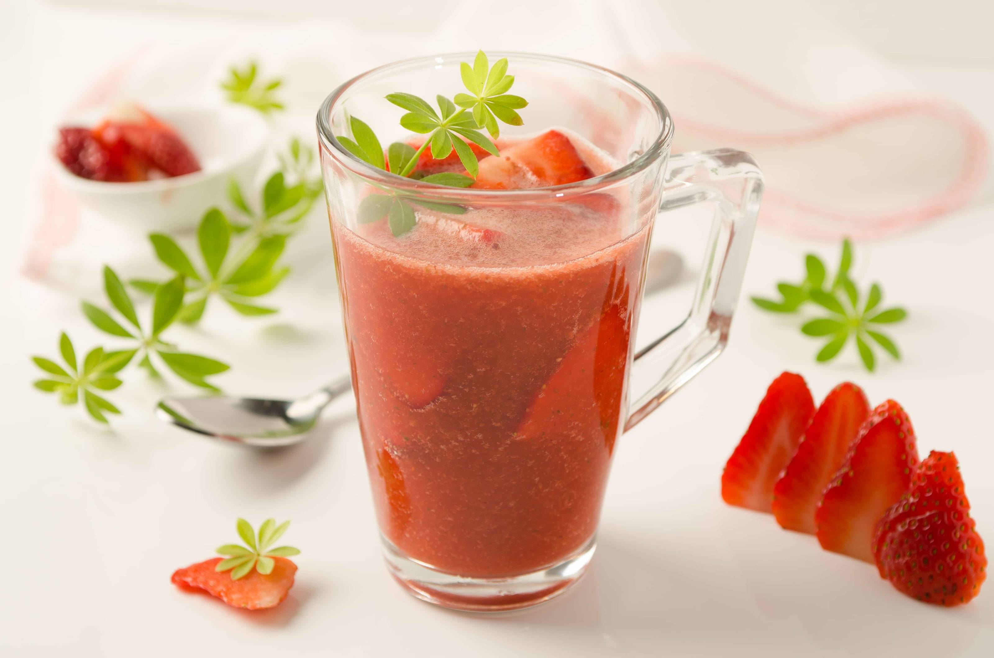 Waldmeister-Kaltschale mit Erdbeeren