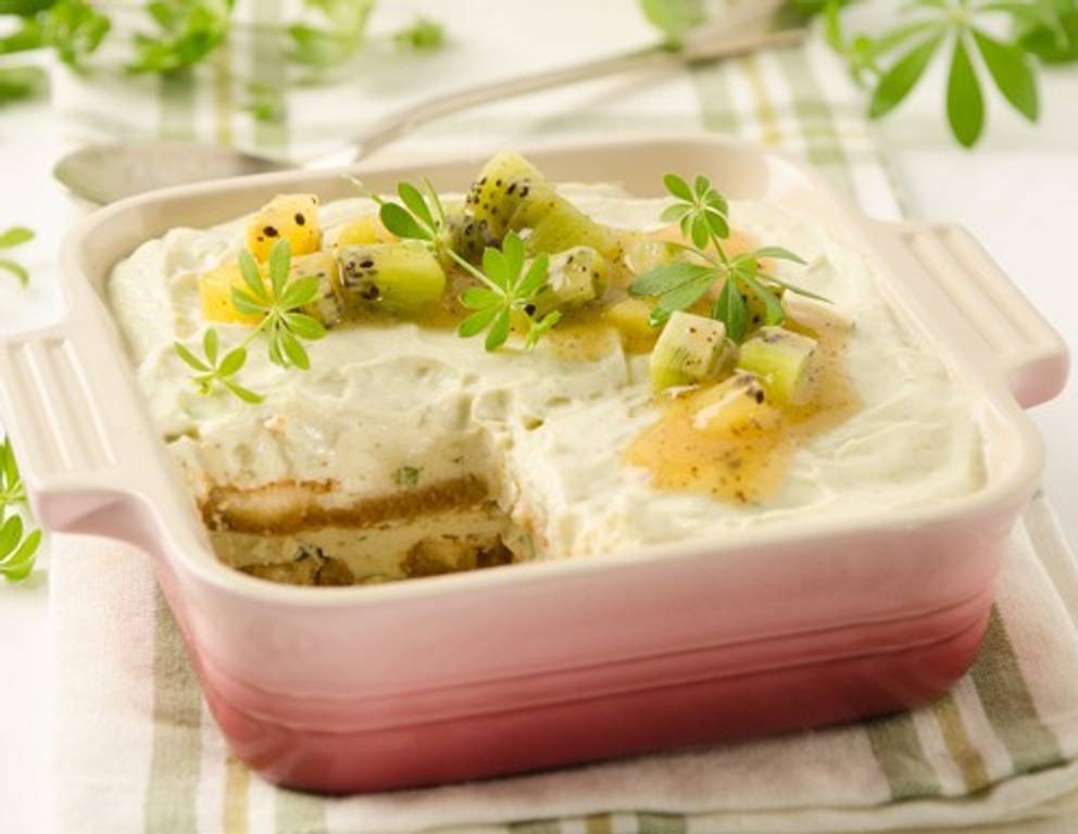 Waldmeister-Tiramisu mit Kiwiragout Waldmeister-Tiramisu mit Kiwiragout