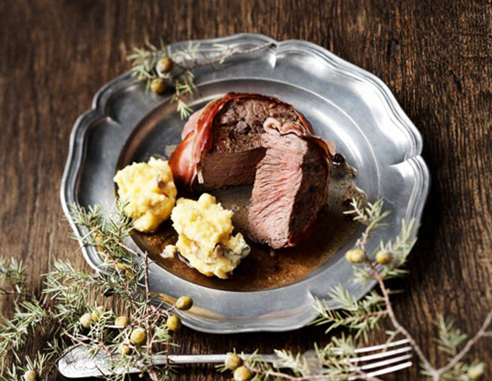 Hirschsteak im Speckmantel mit Maronipolenta Hirschsteak im Speckmantel mit Maronipolenta