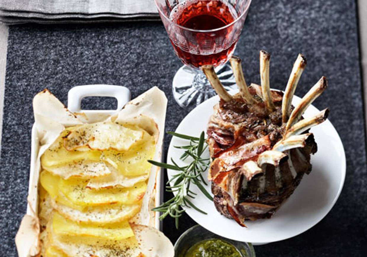 Lammkrone mit Minzepesto und Sellerie-Erdäpfelgratin Rezept - ichkoche.at Lammkrone mit Minzepesto und Sellerie-Erdäpfelgratin Rezept - ichkoche.at