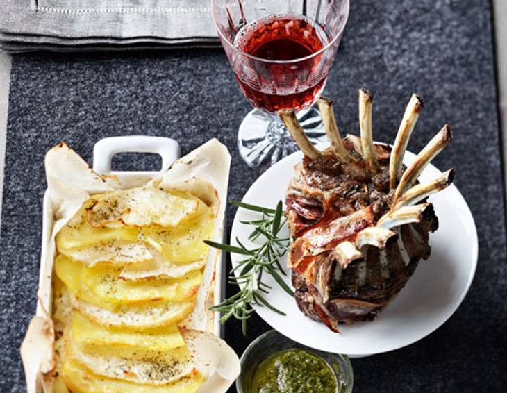 Lammkrone mit Minzepesto und Sellerie-Erdäpfelgratin Lammkrone mit Minzepesto und Sellerie-Erdäpfelgratin