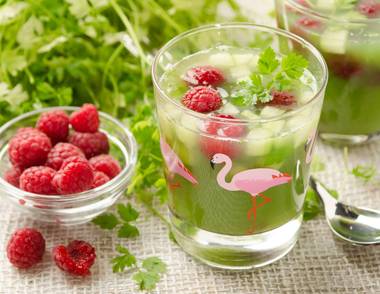 7 Bowle-Rezepte, die Sie probiert haben sollten! Sie sehen dieses Bild nicht? Klicken Sie mit der rechten Maustaste darauf und wählen Sie „Bilder herunterladen.“