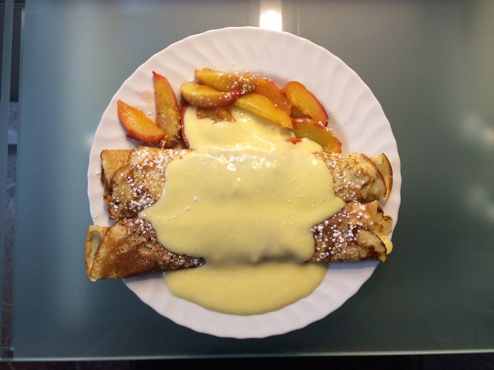 Palatschinken mit karamelisierten Pfirsichen und Vanillesauce Palatschinken mit karamelisierten Pfirsichen und Vanillesauce