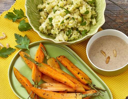 Ofen-Karotten mit Kräuter-Kartoffel-Pastinaken-Stampf Rezept - ichkoche.de Ofen-Karotten mit Kräuter-Kartoffel-Pastinaken-Stampf Rezept - ichkoche.de