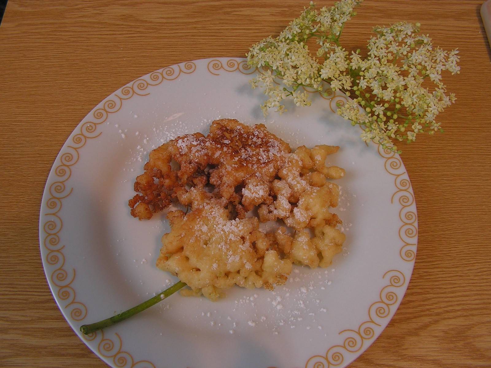 Hollerblüten im Knuspermantel Rezept - ichkoche.at