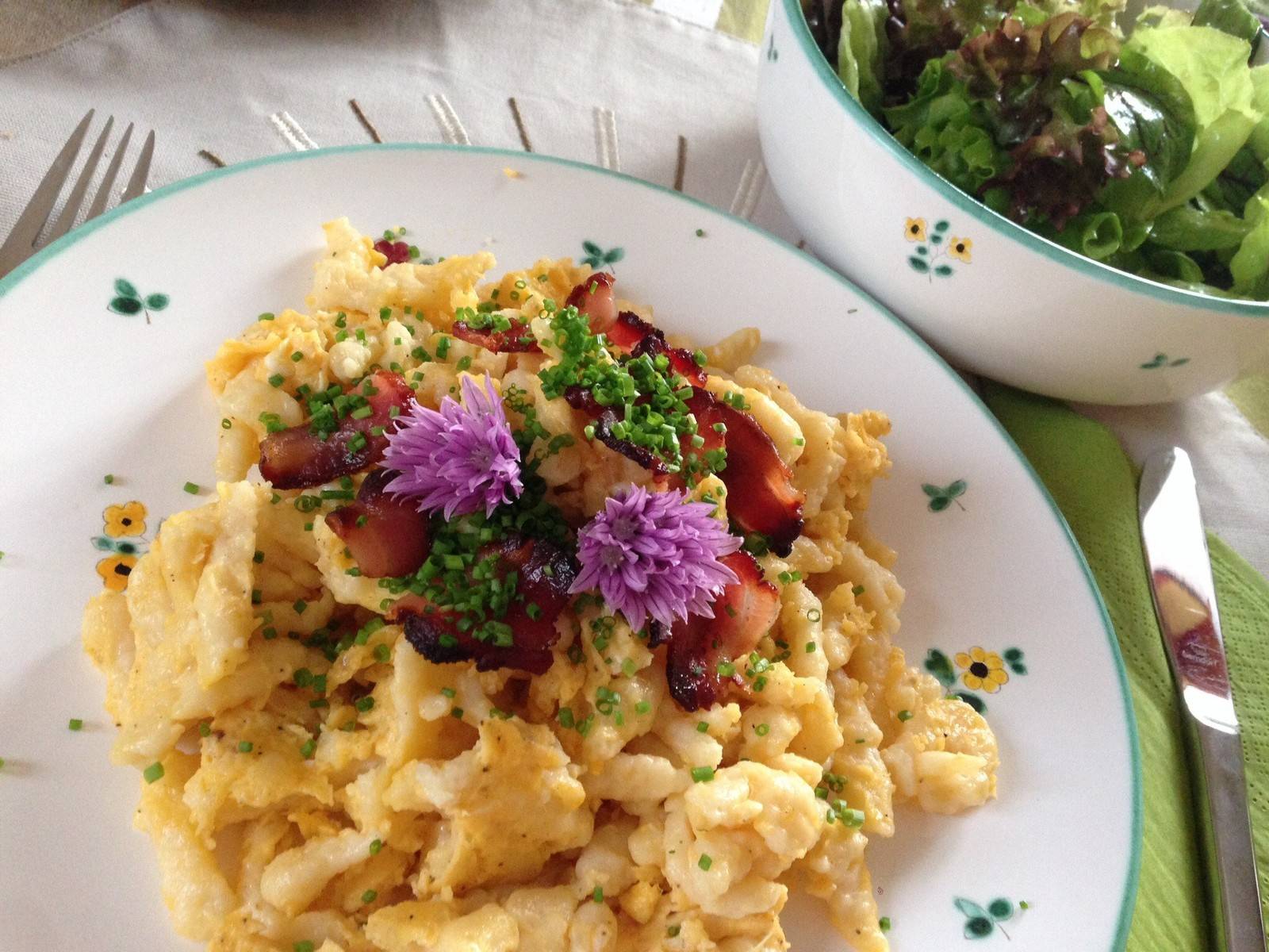 Rahm-Eiernockerl mit Speckchips Rezept - ichkoche.de Rahm-Eiernockerl mit Speckchips Rezept - ichkoche.de