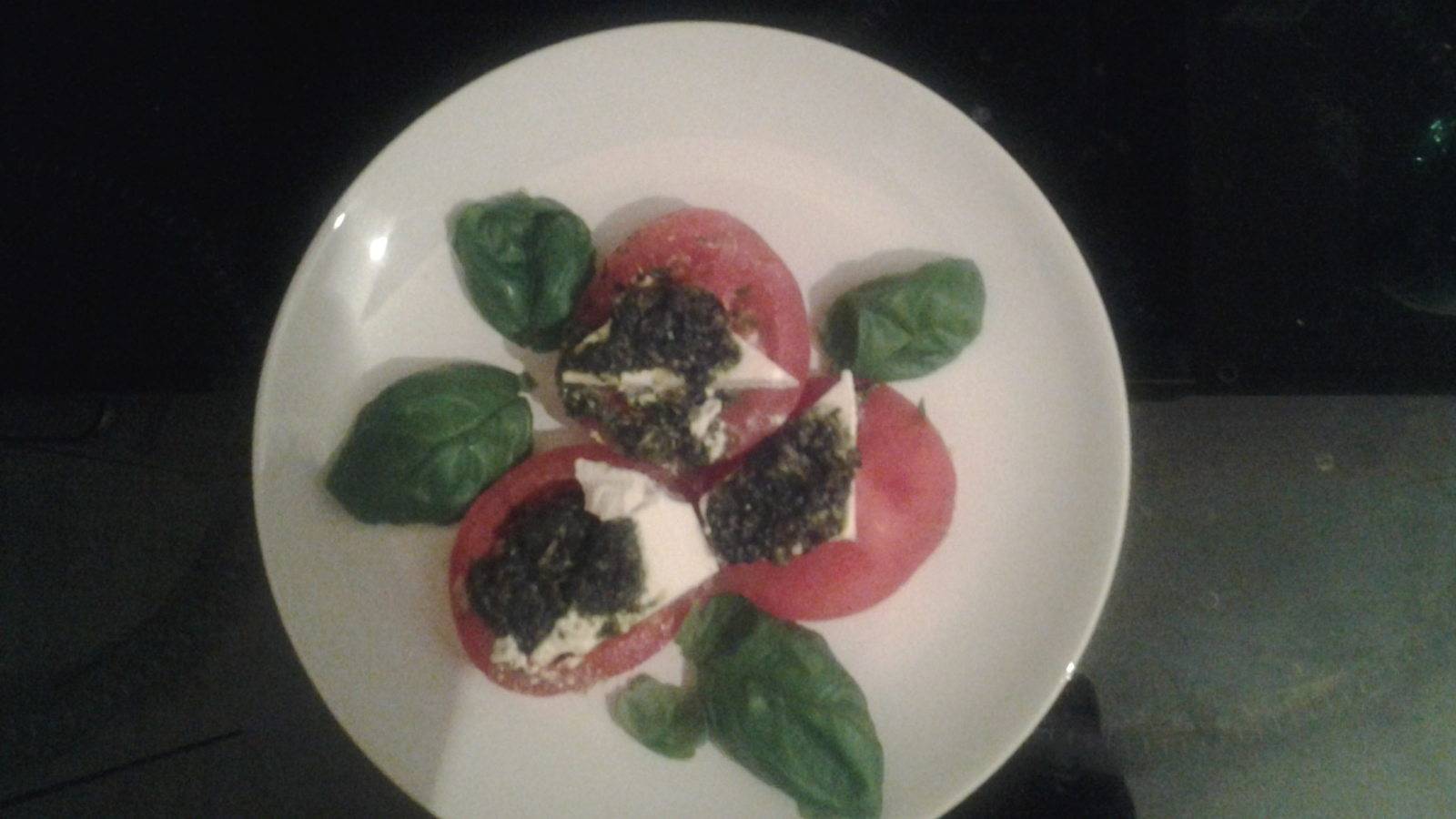 Tomaten mit Käse und Pesto