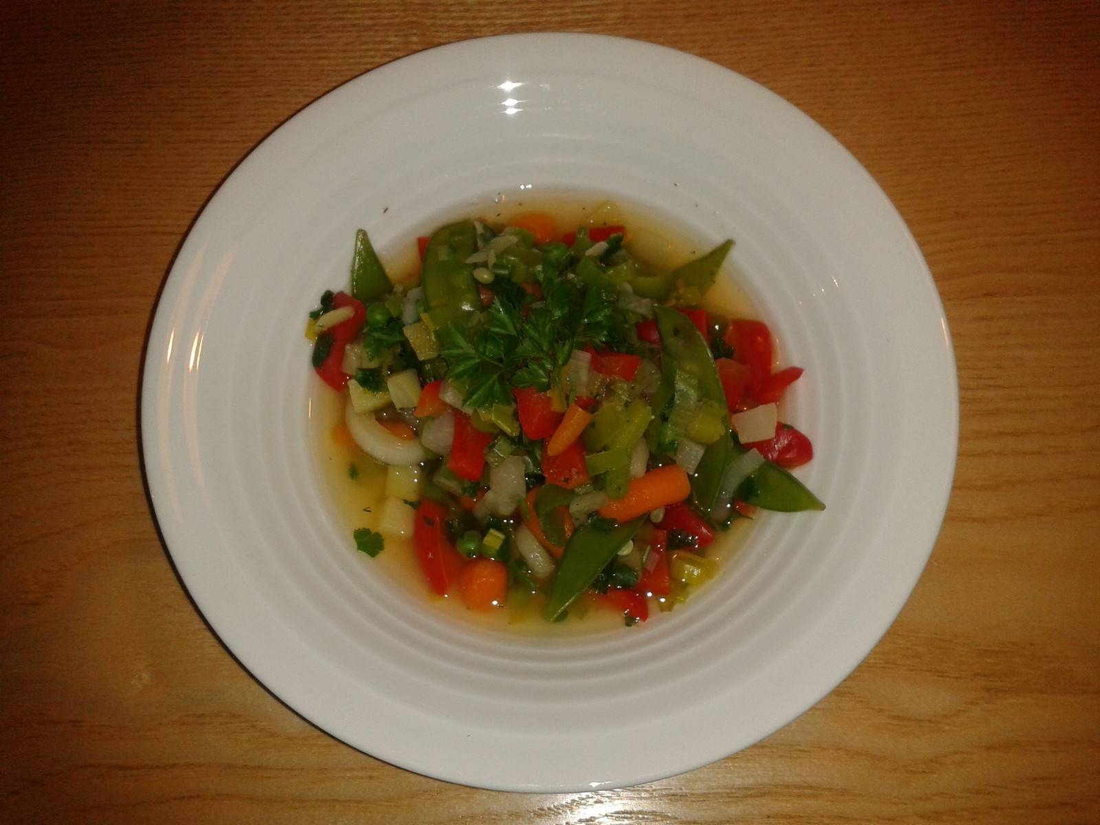 Leichte Gemüsesuppe mit Kaiserschoten