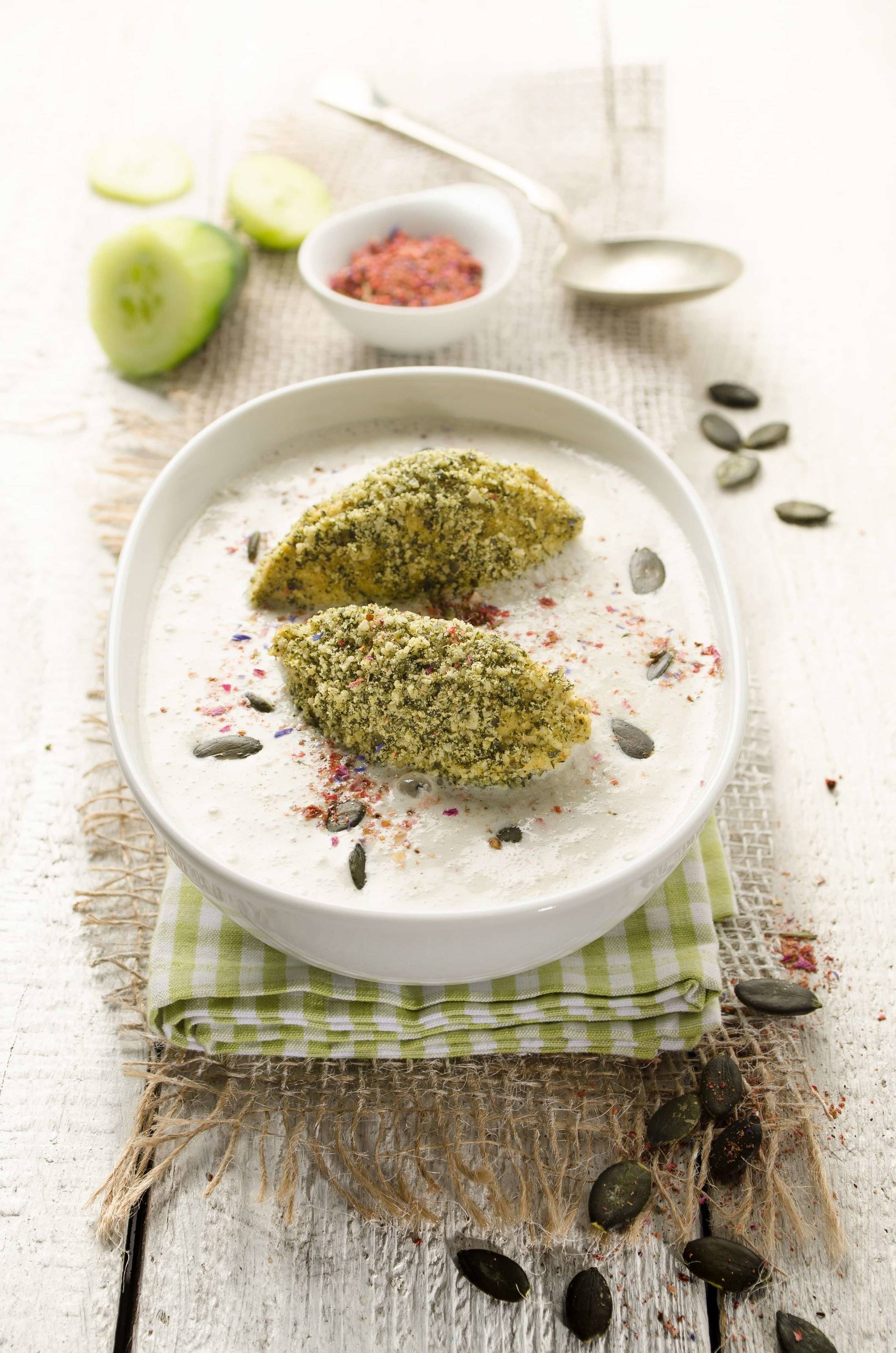 Gurkensuppe mit Kürbiskernnockerl Rezept - ichkoche.at Gurkensuppe mit Kürbiskernnockerl Rezept - ichkoche.at