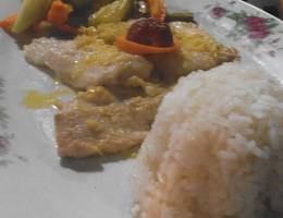 Fischfilet auf Reis und Gemüse
