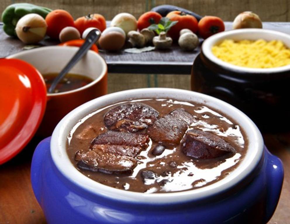 Fejioada (Brasilianischer Bohneneintopf mit Fleisch) Rezept - ichkoche.at