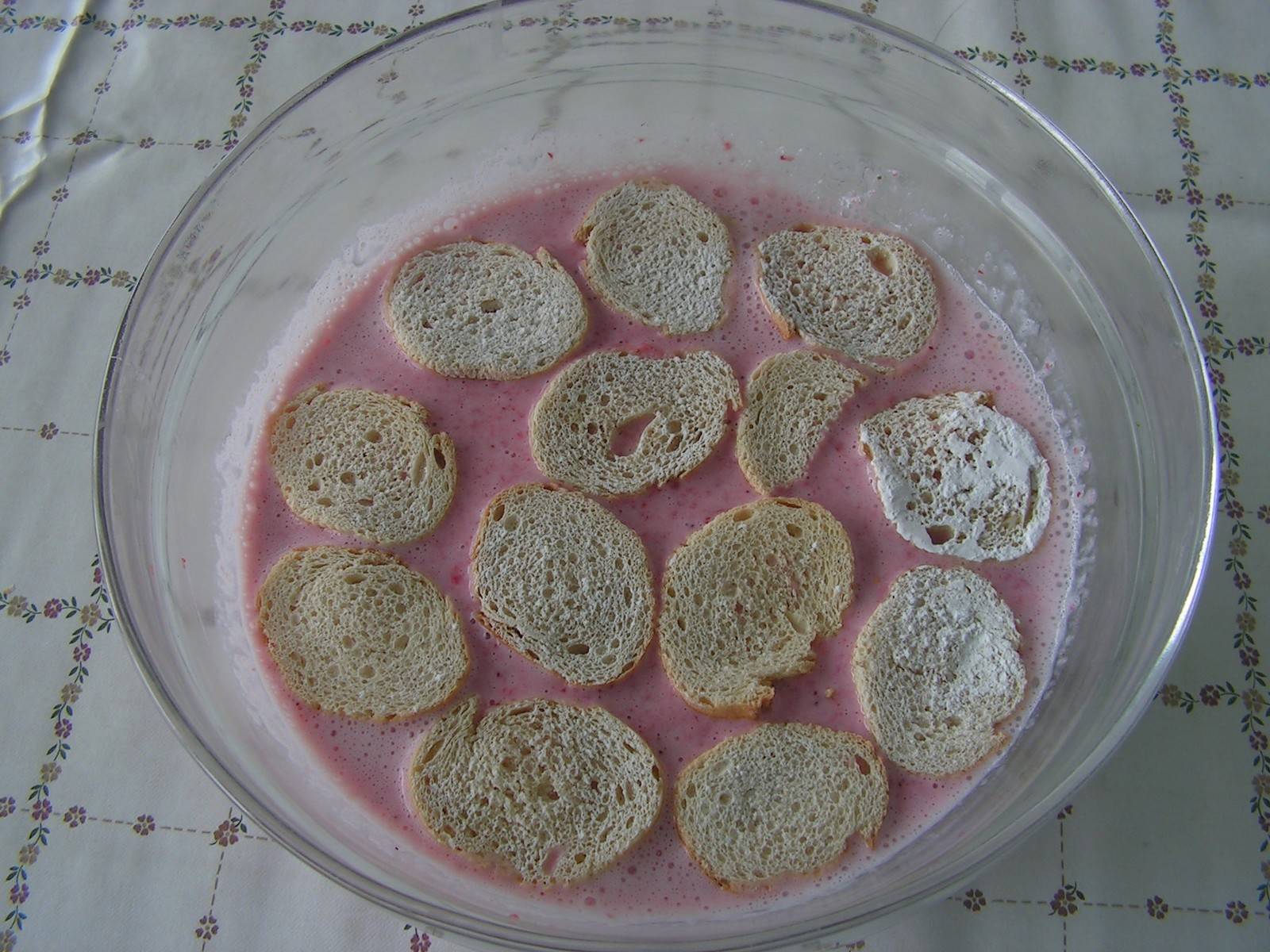 Erdbeermilch mit Zuckerzwieback