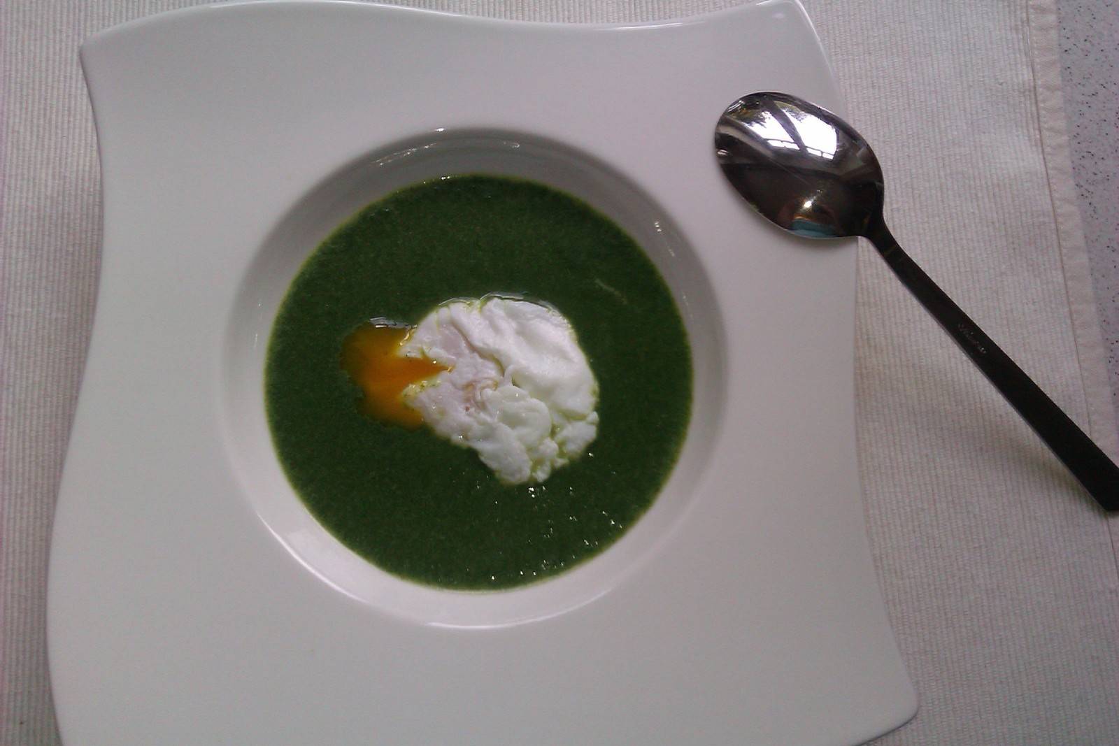 Spinatcremesuppe mit pochiertem Ei Rezept - ichkoche.de