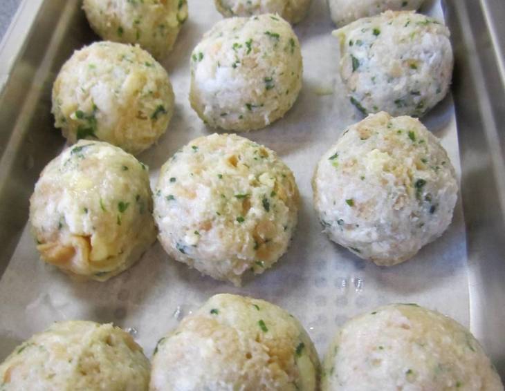 Bröselknöderl als Suppeneinlage Bröselknöderl als Suppeneinlage