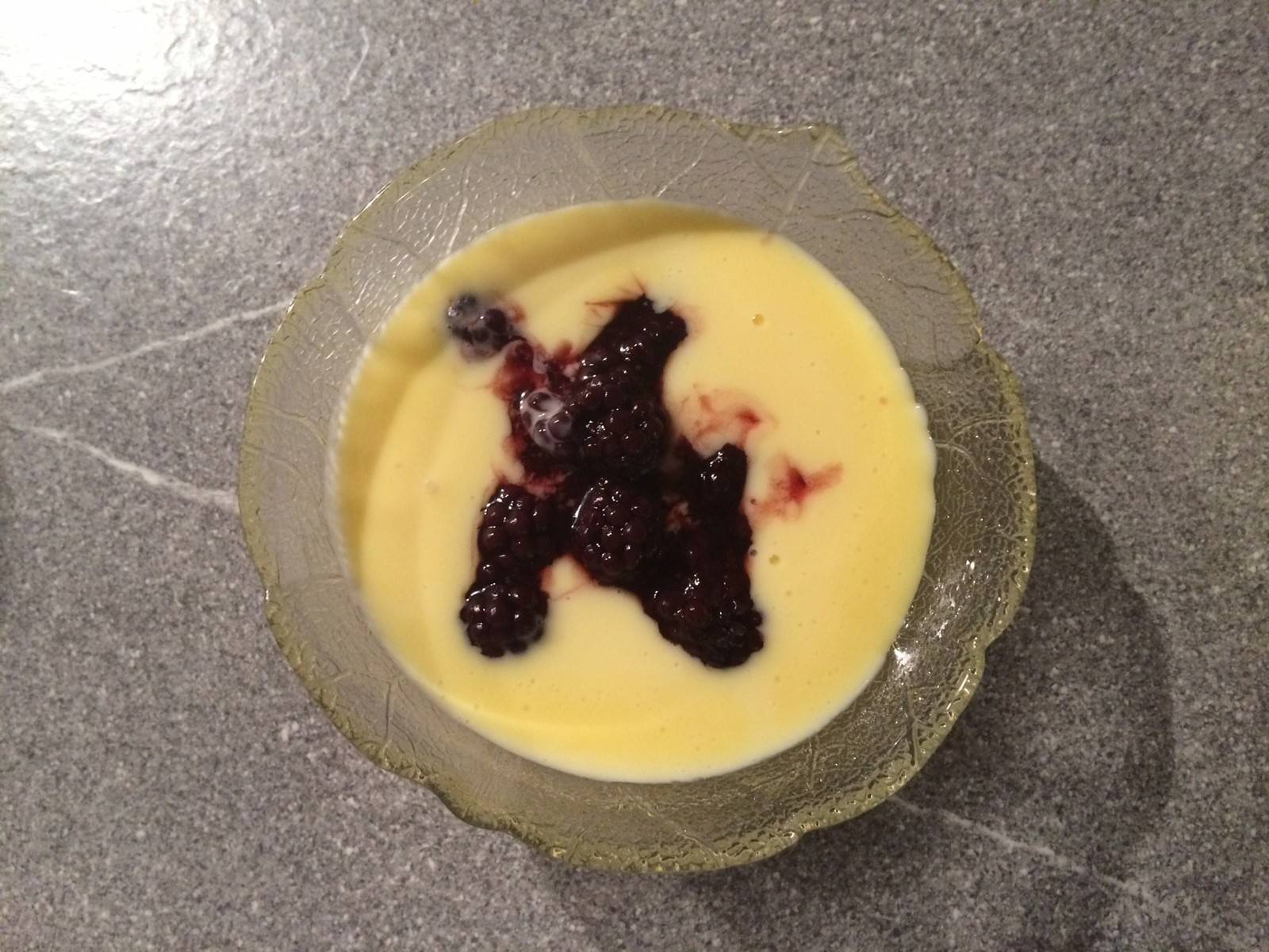 Vanillepudding mit Brombeeren