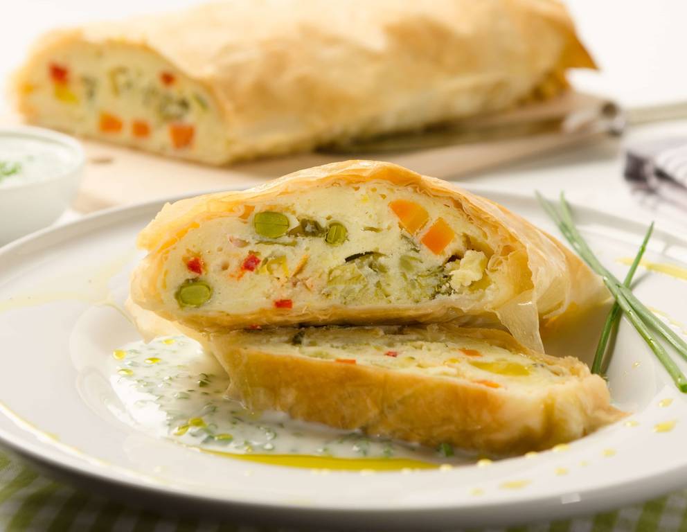 Gemüsestrudel mit Joghurt-Schnittlauch-Sauce Gemüsestrudel mit Joghurt-Schnittlauch-Sauce