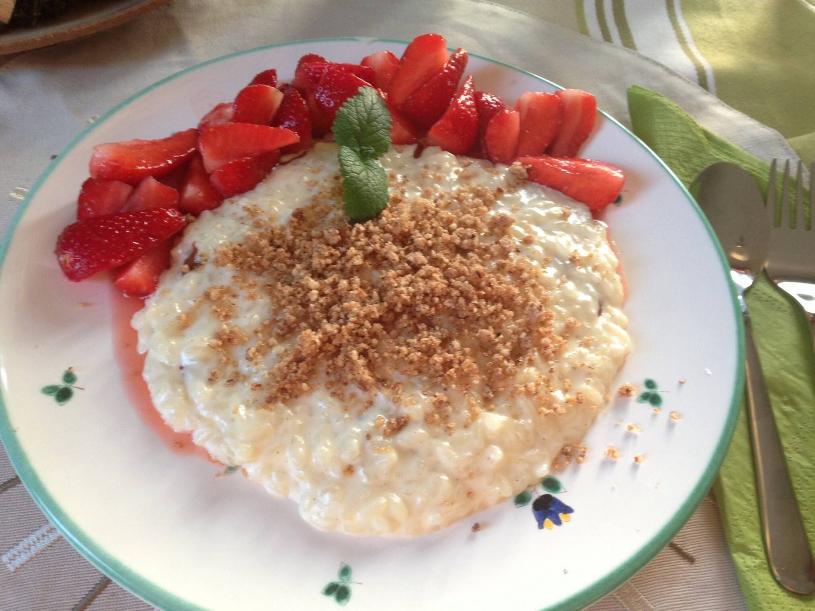 Nougat-Milchreis mit marinierten Erdbeeren