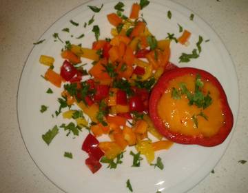 Paprikasalat mit Mango-Minze Dressing Paprikasalat mit Mango-Minze Dressing