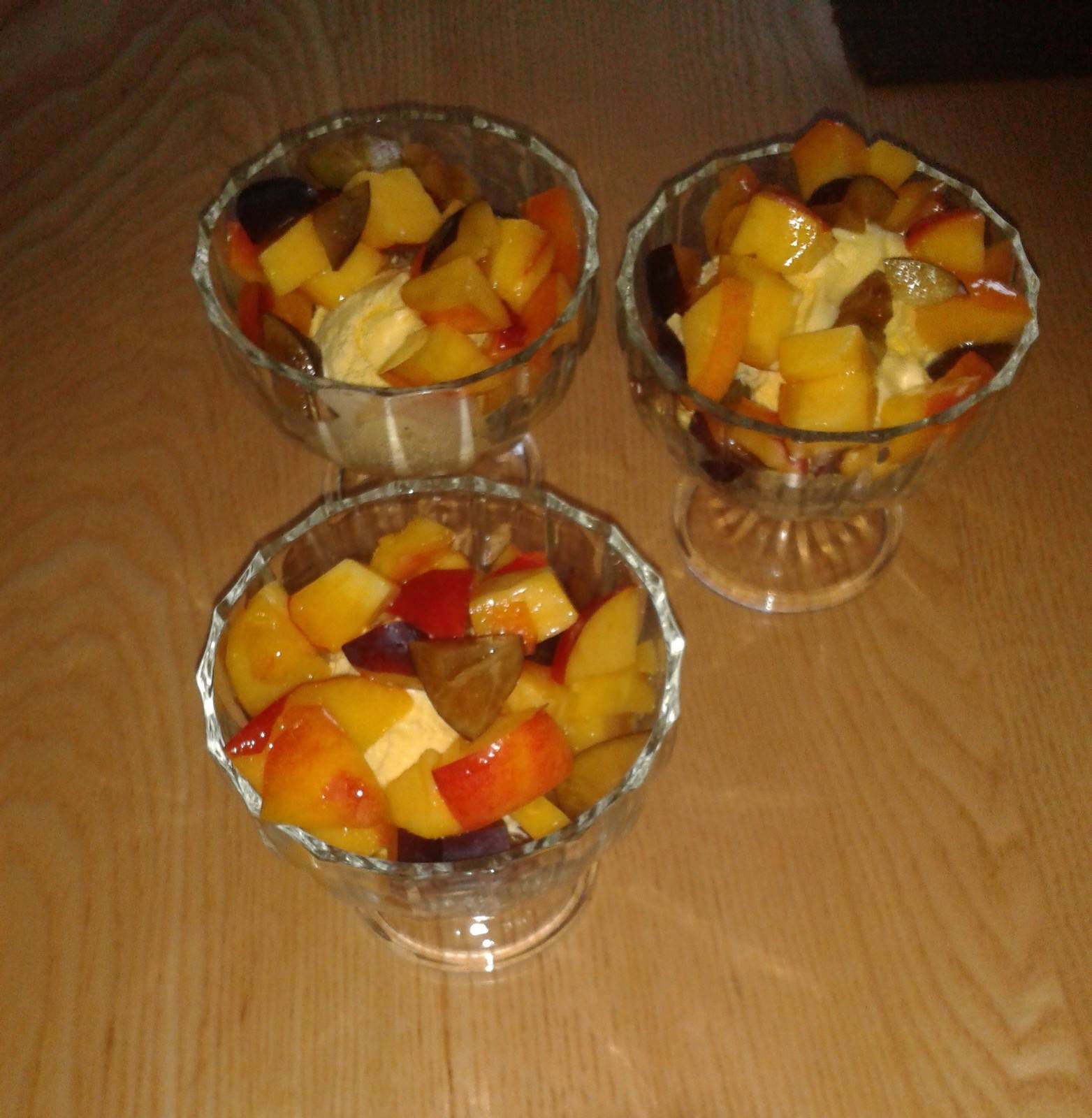 Steinobst auf Vanilleeis