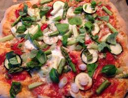 Grüne Veggie-Pizza mit Spargel