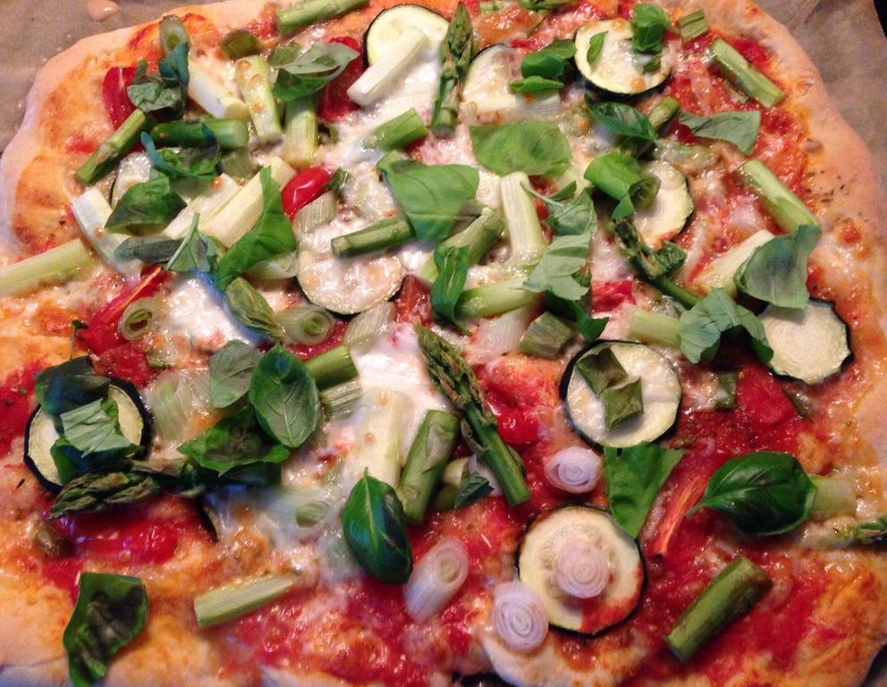 Grüne Veggie-Pizza mit Spargel Grüne Veggie-Pizza mit Spargel